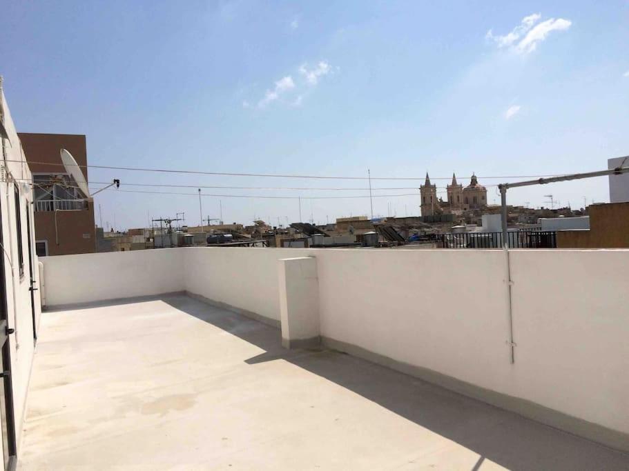 May Flower: Modern Flat Close To Airport/Bus Stops Tarxien Dış mekan fotoğraf